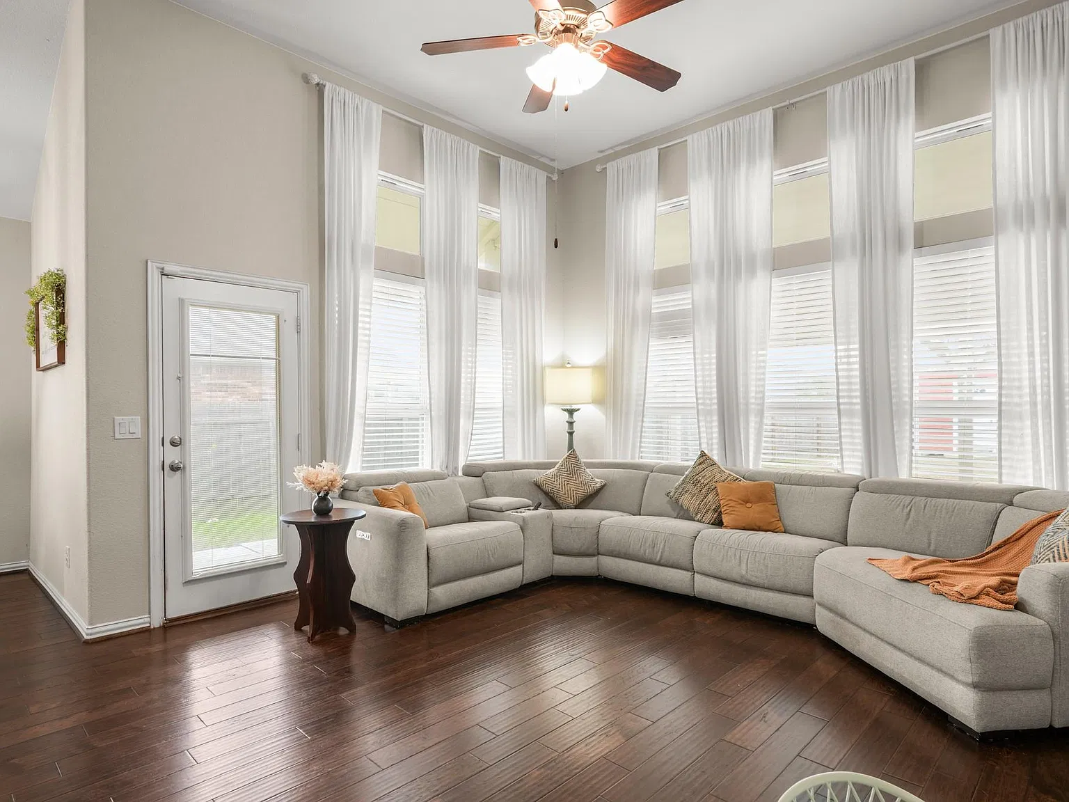 3 bed, 2.0 bath, 1770 sqft, $2,400 — Photo 4