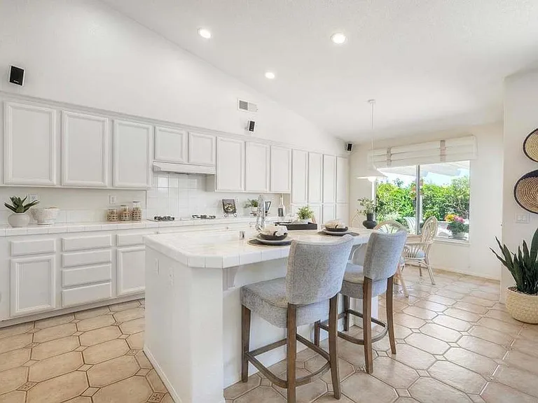 5060 Avenida De La Plata — Photo 12