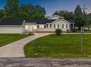 4681 Cass Elizabeth Rd, Waterford, MI 48327