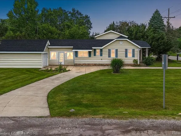 4681 Cass Elizabeth Rd, Waterford, MI 48327