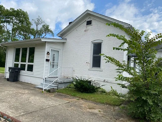 3 bed, 2500 sqft, $950 — Photo 2