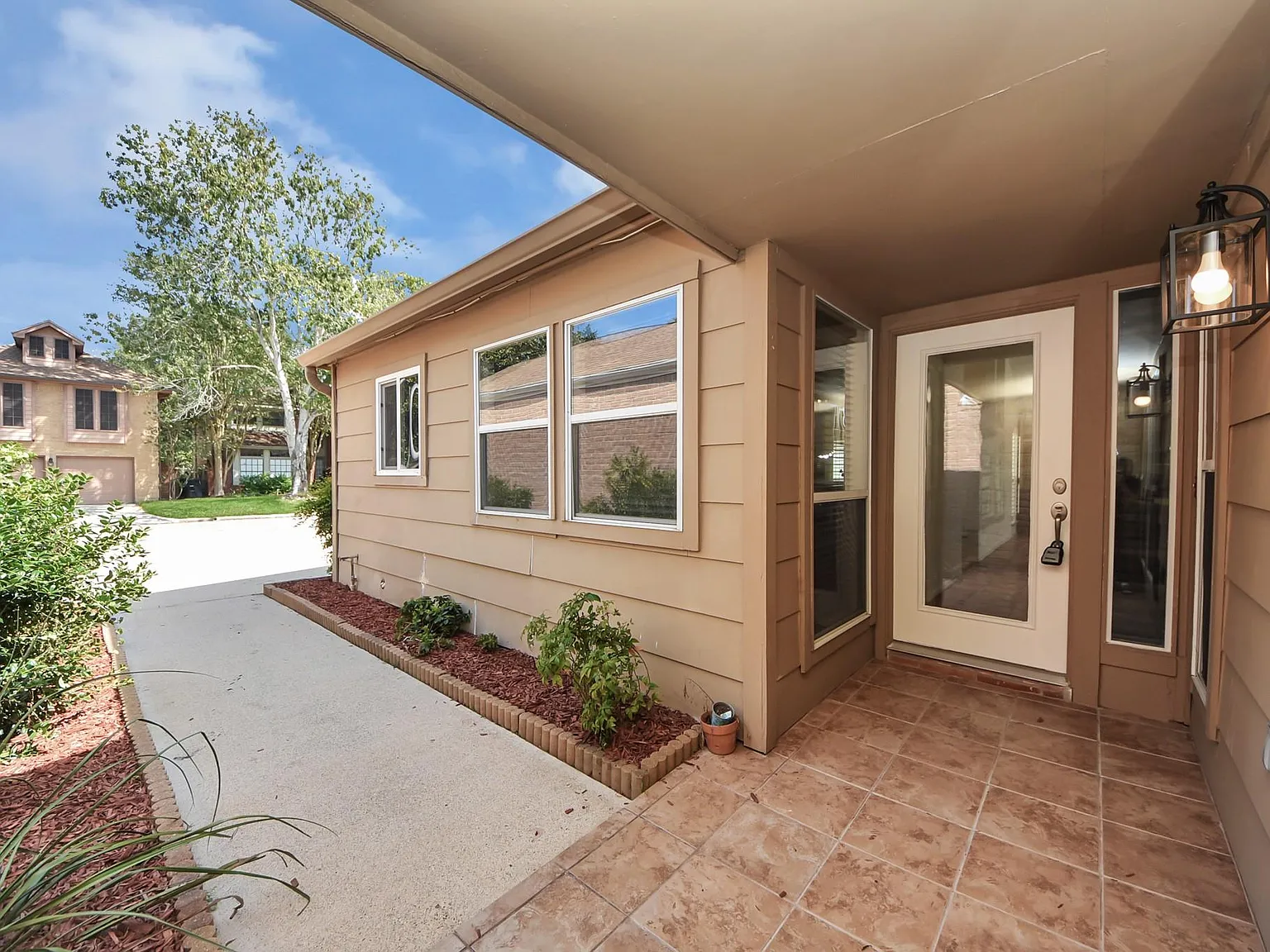 3 bed, 2.0 bath, 1995 sqft, $2,500 — Photo 2