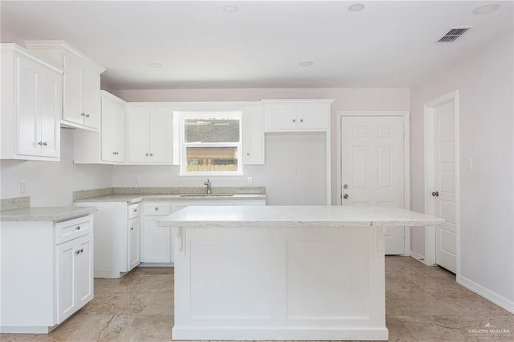 3 bed, 2.0 bath, 2114 sqft, $1,300 — Photo 3