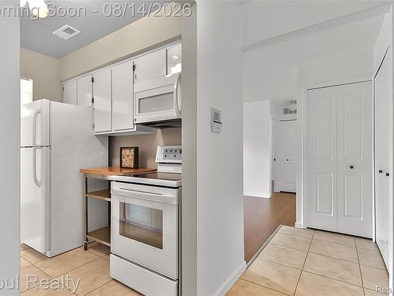 3rd image of 30052 W Twelve Mile Rd Unit 68