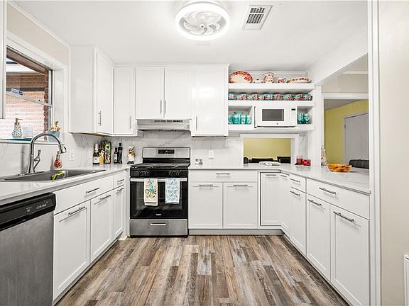 5th image of 2101 Fairview Ln