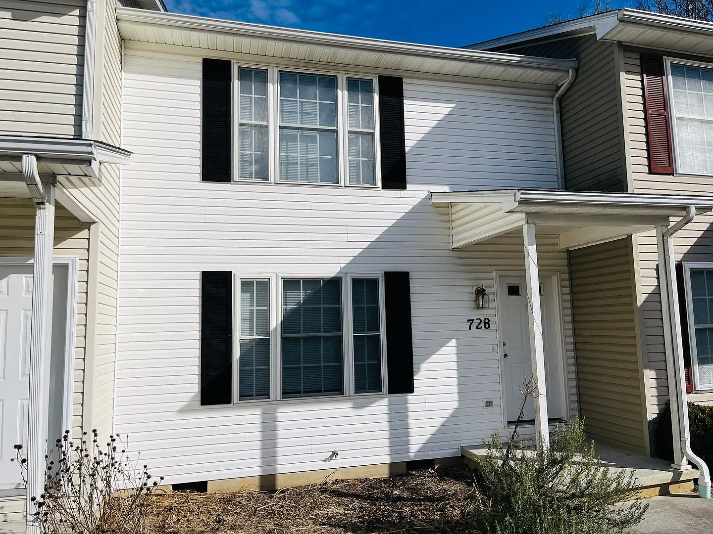 2 Bedroom, 2.5 Bath Townhouse — Photo 1