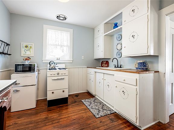 5th image of 174 Spring St