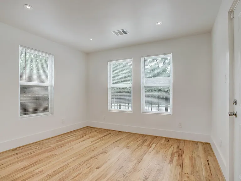 6109 N Main St — Photo 11