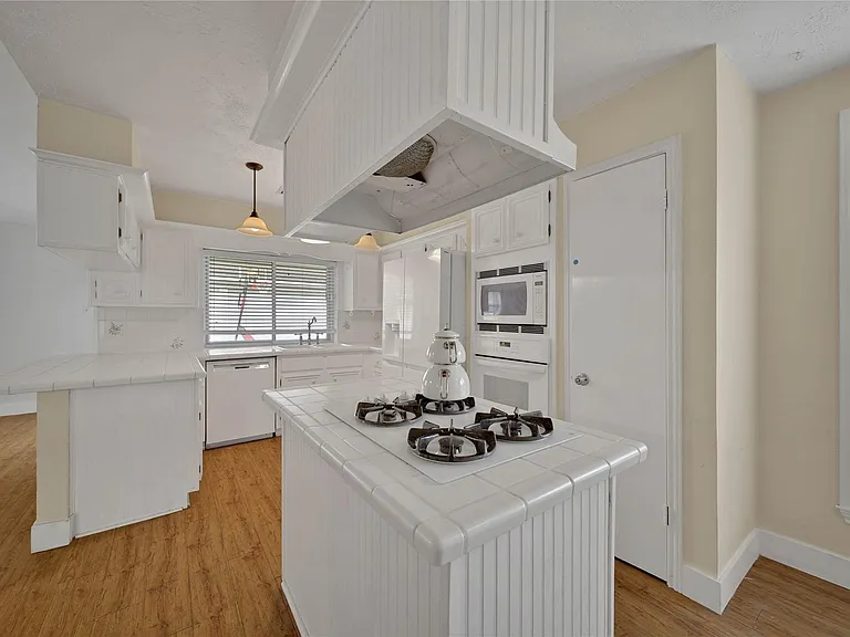 626 Park Knoll Ln — Photo 6