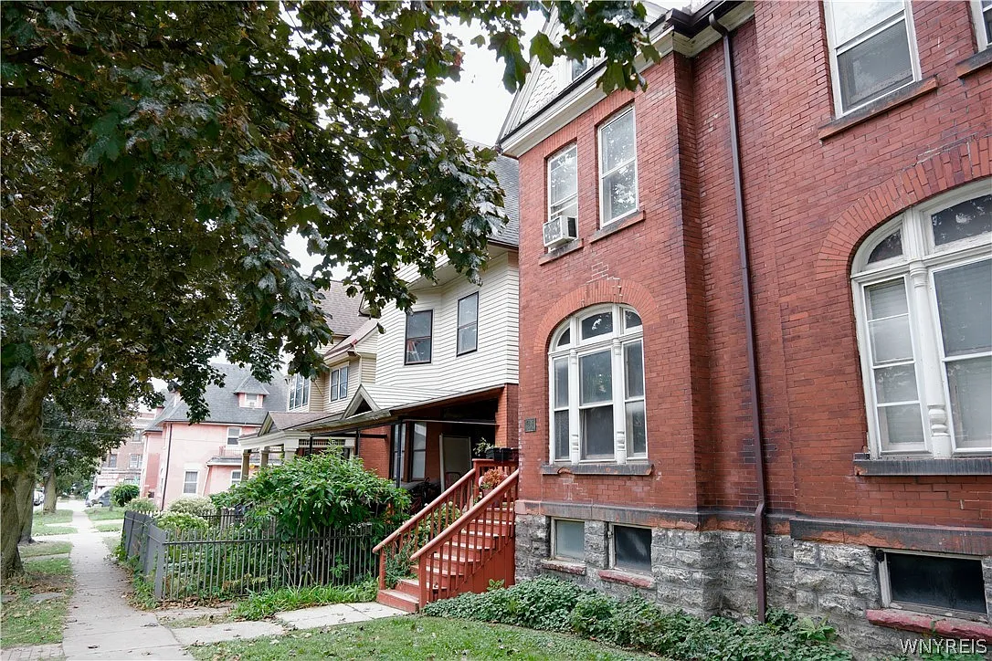 2 bed, 1.0 bath, 1250 sqft, $1,575 — Photo 1