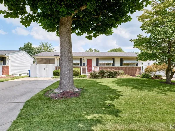 1045 Bellarmine Ln, Florissant, MO 63031