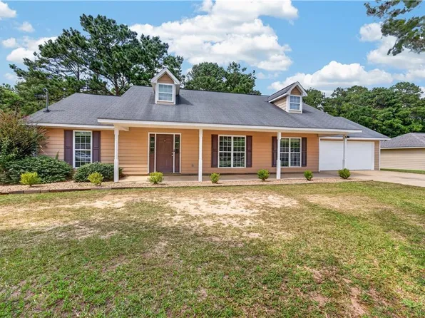 215 Lansdon Dr, Smiths Station, AL 36877