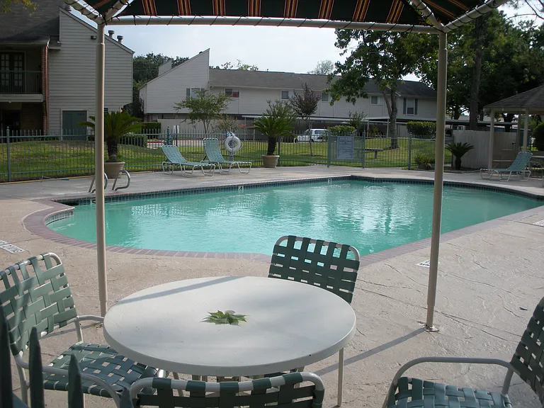 Silver Maples Apartments — Photo 4