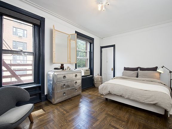 4th image of 39 1/2 Washington Sq S APT 5