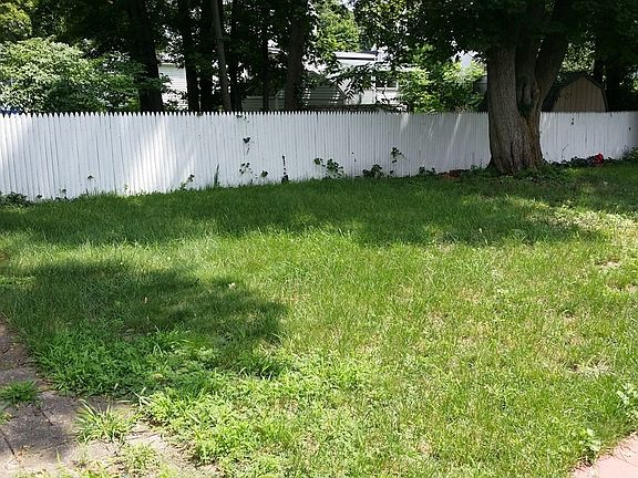 2nd image of 28 Baxter St #28