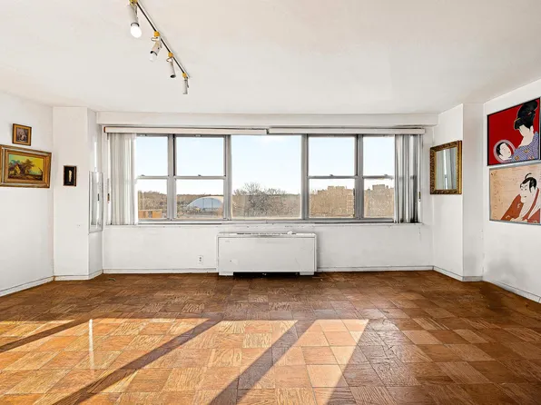 70-25 Yellowstone Boulevard image 8 of 28