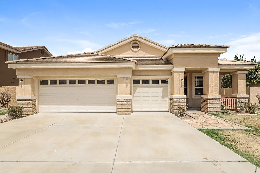 4 bed, 2.0 bath, 2114 sqft, $2,565 — Photo 1