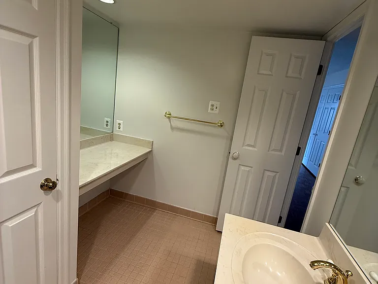 1301 N Courthouse Rd #910 — Photo 3