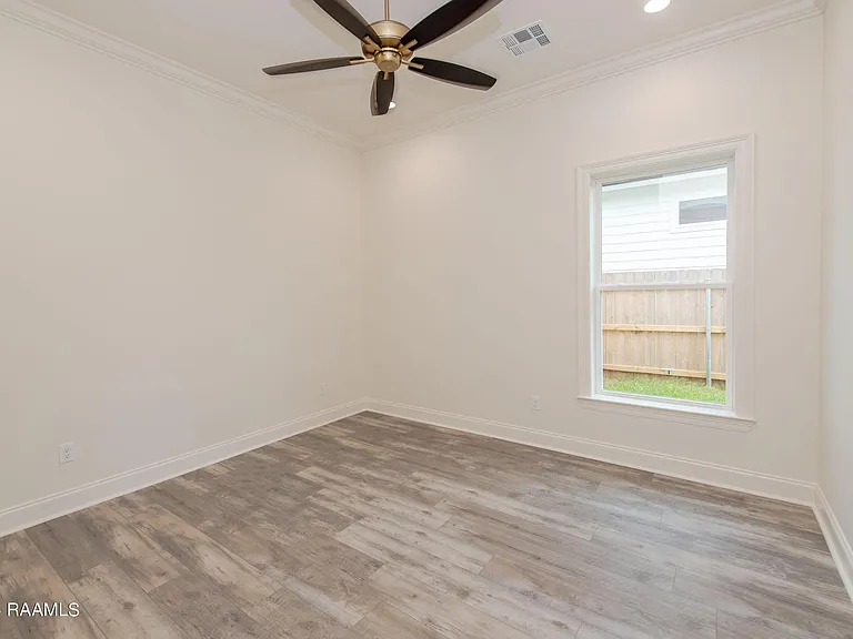 424 Dunvegan Ct — Photo 15