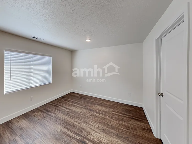 2184 E Silverado Ln — Photo 13