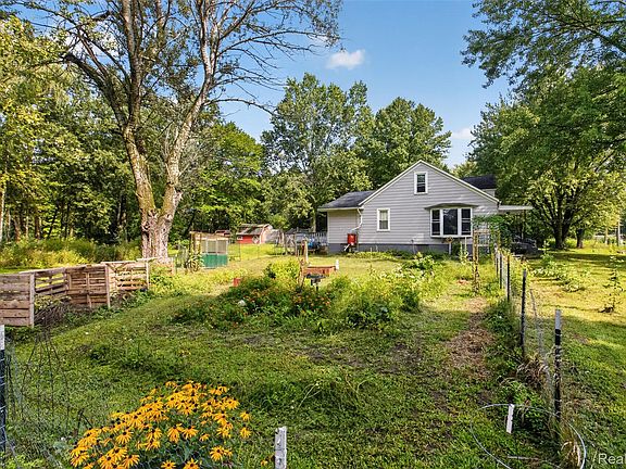 5th image of 360 Plum Creek Rd