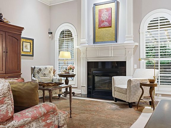 4th image of 8 Carriage Ct