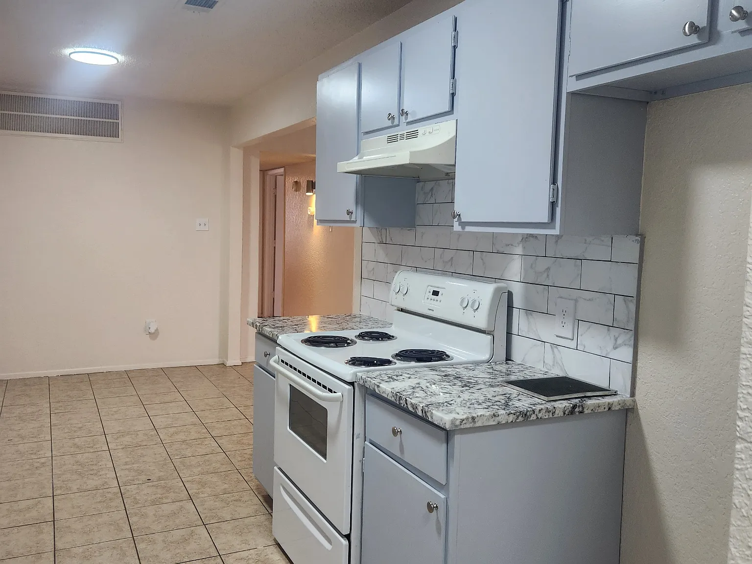 2 bed, 1.5 bath, 970 sqft, $1,595 — Photo 2