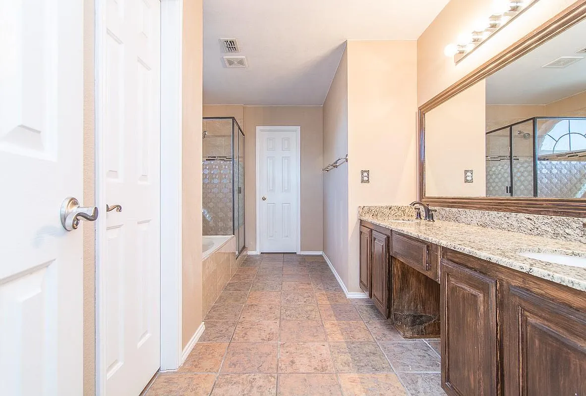 4 bed, 2.5 bath, 2580 sqft, $2,800 — Photo 3