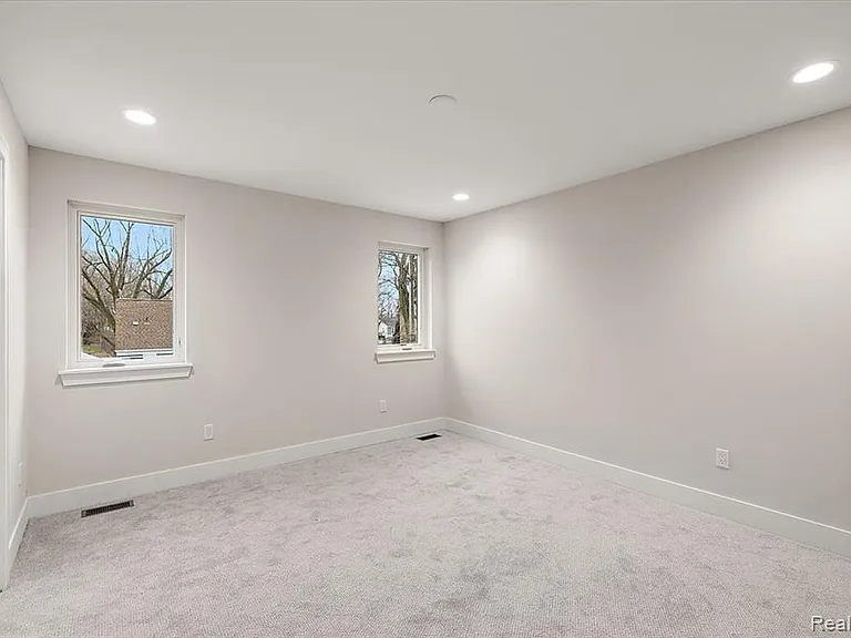 2921 Walsh Dr — Photo 32