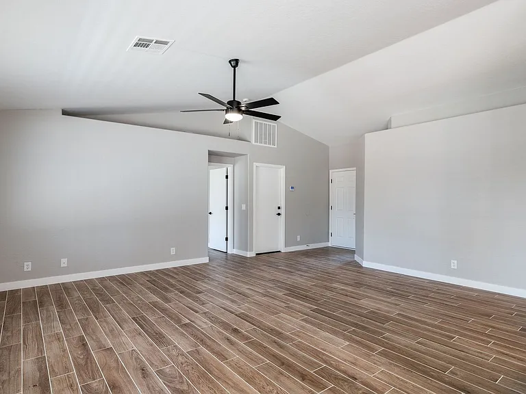 2883 E Oakland Ct — Photo 4