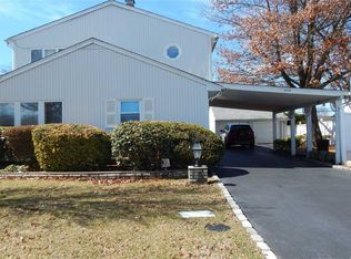 202 Southwood Cir, Syosset, NY 11791