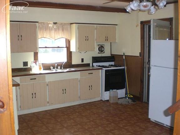 2nd image of 215 Beecher St
