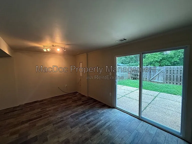 14611 Earlham Ct — Photo 32