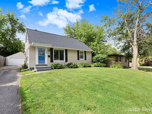 3rd image of 1008 Kentwood Dr NE