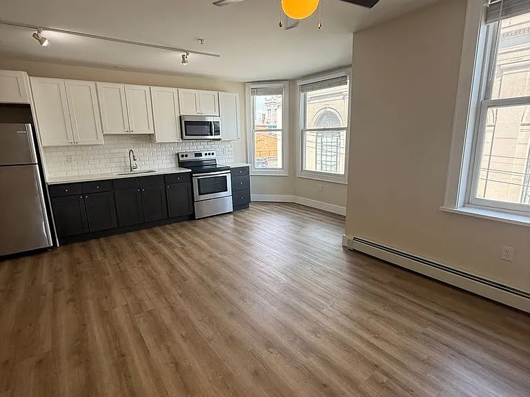 96 Broadway — Photo 1