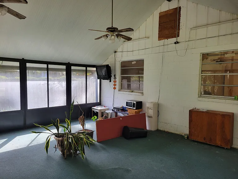 806 Osborne St — Photo 11