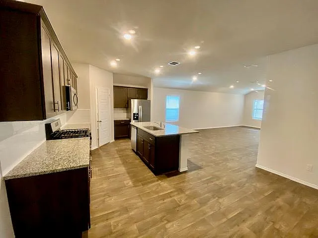 4 bed, 1881 sqft, $1,795 — Photo 3