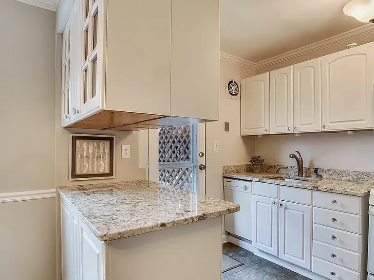 28 W Caton Ave — Photo 4