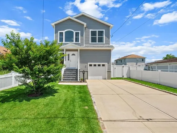 207 east shore Road, Lindenhurst, NY 11757