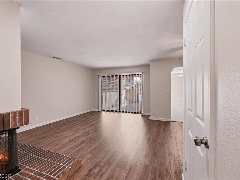 2410 Pickwick Dr — Photo 4
