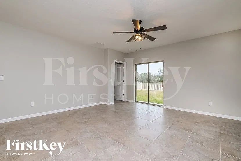 5 bed, 2.5 bath, 2389 sqft, $3,100 — Photo 2