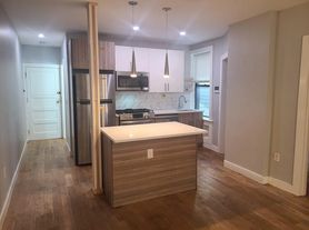 84 Romaine Ave