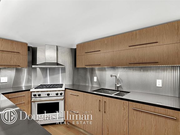 4th image of 421 Hudson St APT 506