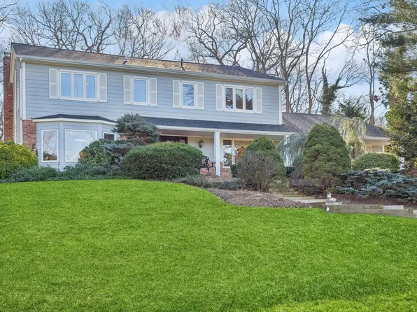 2 Notch Court, Dix Hills, NY 11746