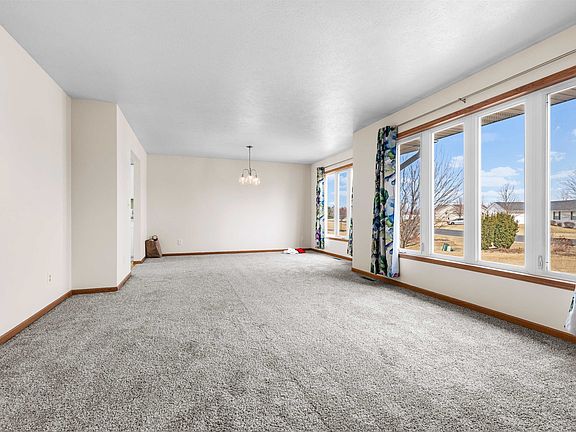3rd image of 182 Autumnwood Ln