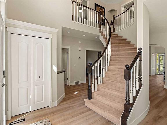 3rd image of 12 Mount Norquay Gate SE
