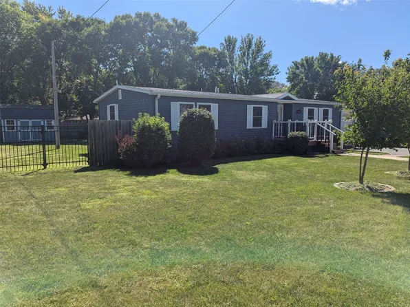 645 6th St, Waukee, IA 50263