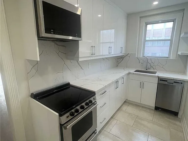1083 Avenue Rd #4 — Photo 18
