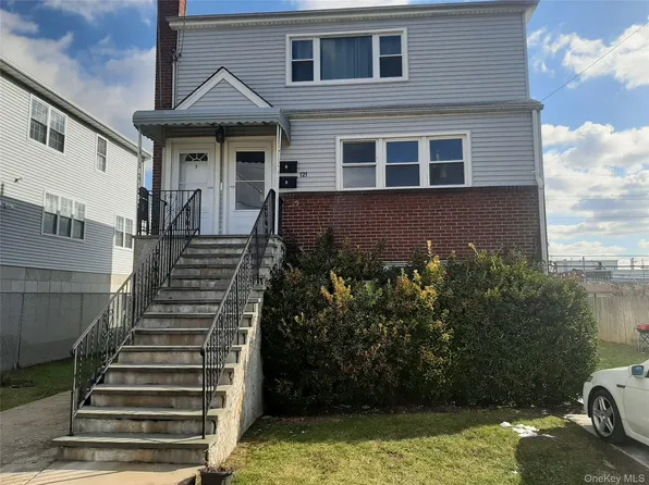121 Nassau Ln #2, Island Park, NY 11558