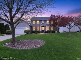 712 Layman Creek Cir, Grand Blanc, MI 48439